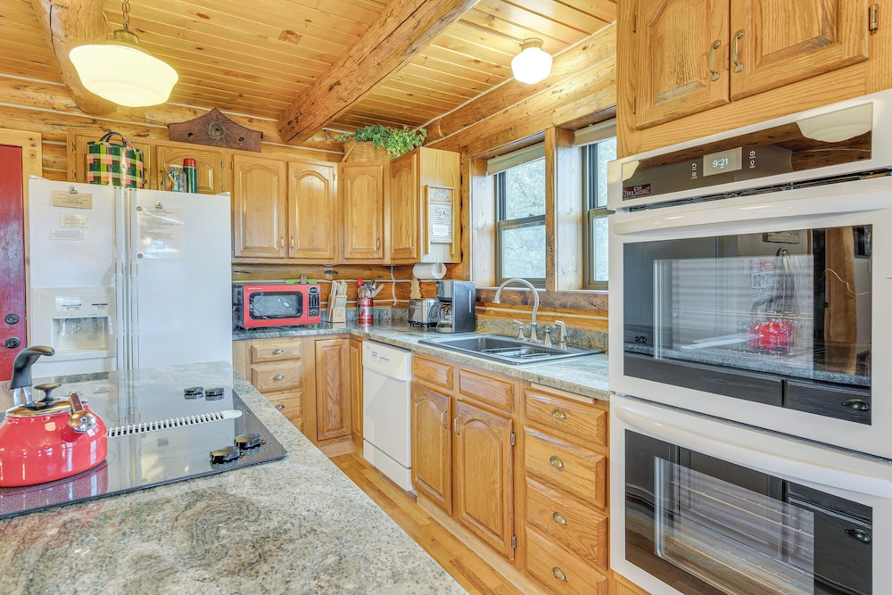 18 Mi to Royal Gorge: Peaceful Mtn Cabin w/ Porch!