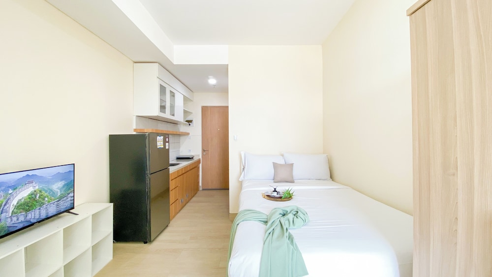 Comfortable And Modern Studio Apartment At B Residence