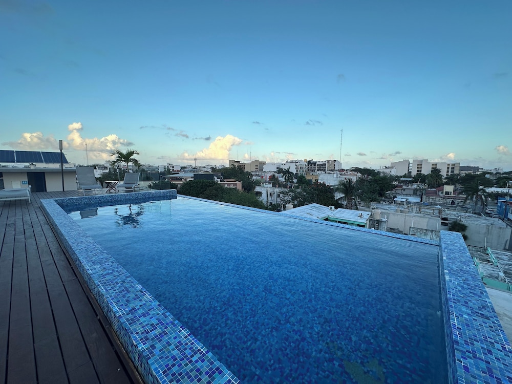 2BR Penthouse with Rooftop Pool