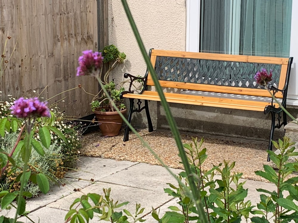 2 Bed-sleeps 4-parking-pets-10 min Walk to Beach