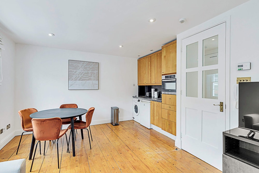 One-bedroom Abode With A Balcony In Central London