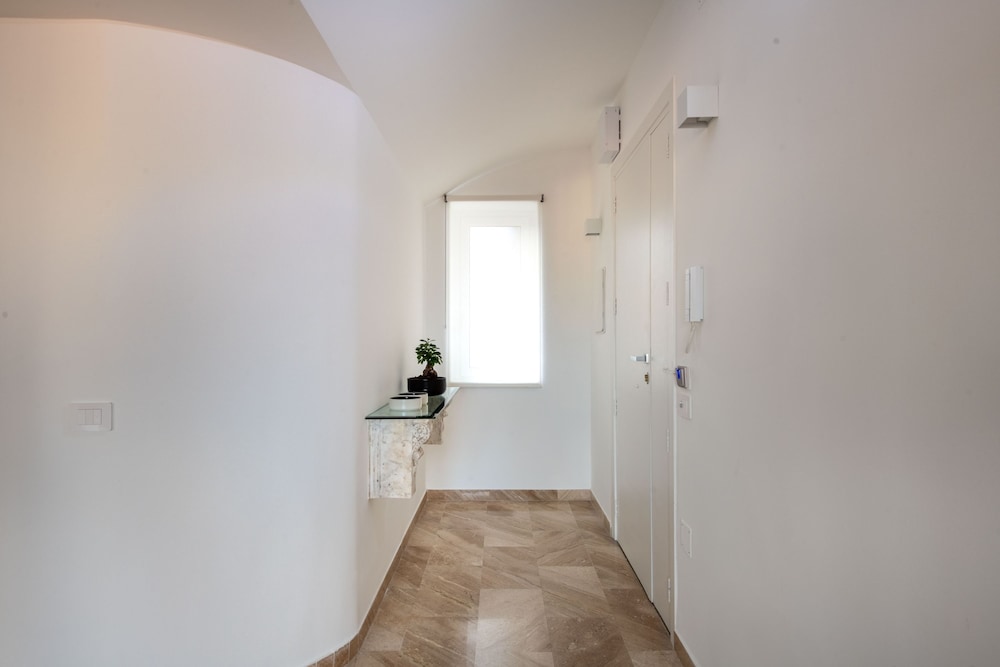 Ruggero City View Apartment by Wonderful Italy