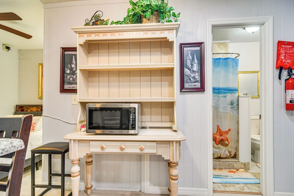 1 Mi to Downtown: Clearwater Apt w/ Private Patio!