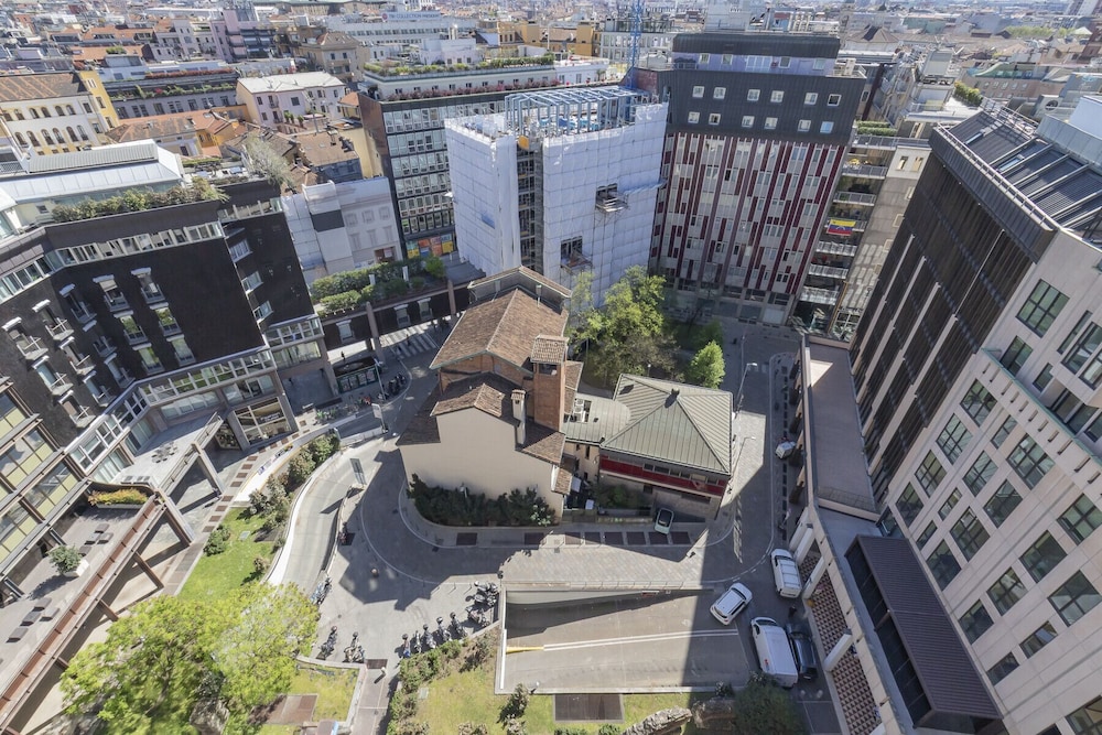 San Babila Central Tower by Rentopolis - High-end 1bdr with panoramic terrace overlooking Duomo