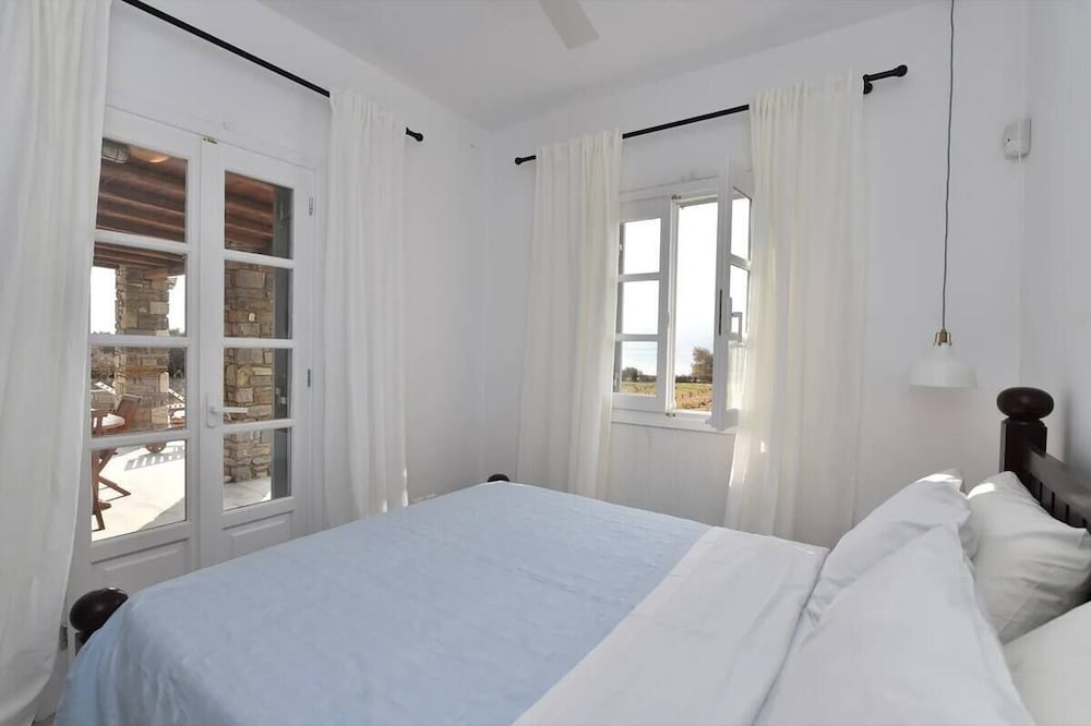 Cycladic home in Kampos by GHH