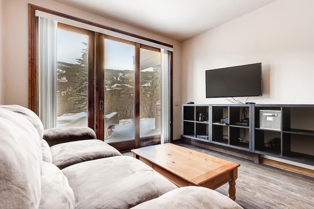 3BR Townhome- Walk to Slopes & Kids Ski Free by Redawning view 5