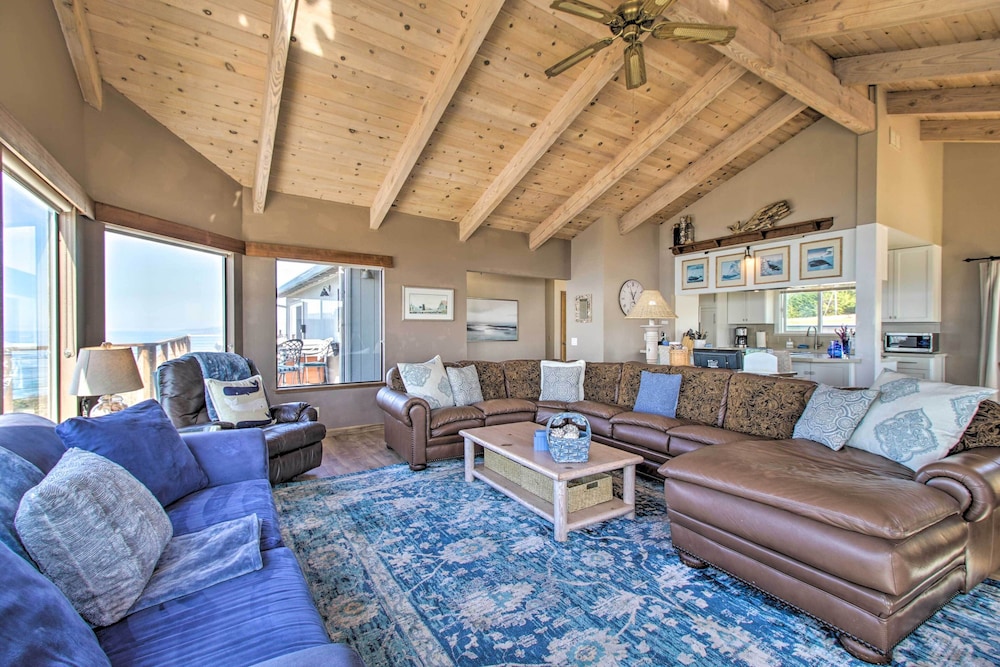 Spectacular Ocean View Retreat w/ Private Beach view 4