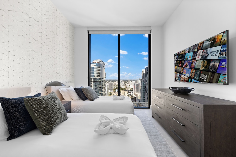 Lux Studio W City Views and Pool