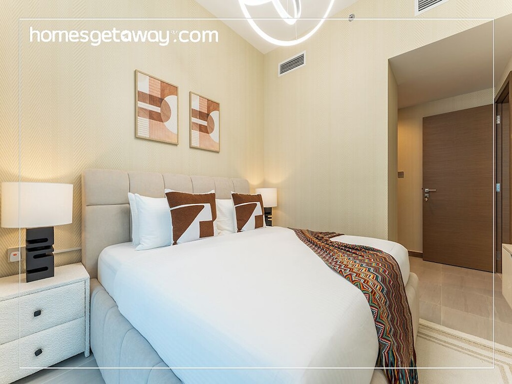 2BR Luxury with Stunning Lake View in Business Bay