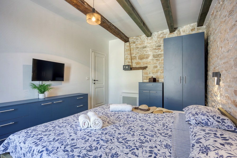 Villa Galant with Pool and Sauna