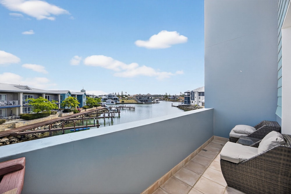Serene 2-bed Apartment by the Canal