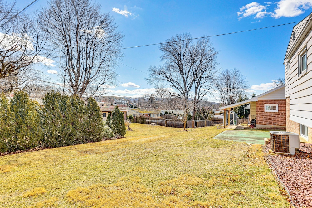 3 Mi to Berkshire Mall: Suburban Stay w/ Yard!