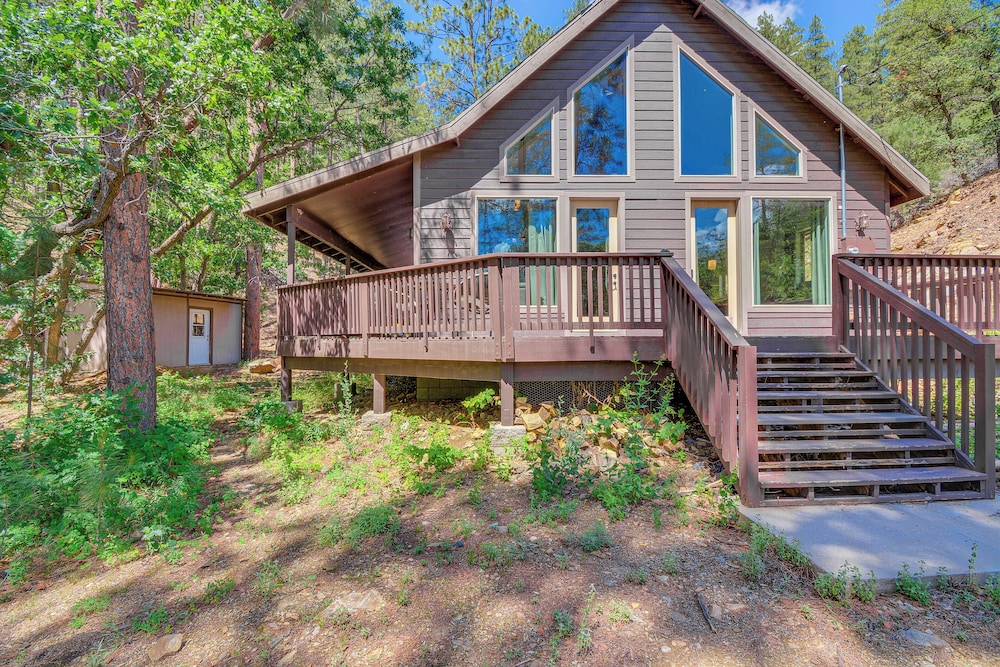 6 Mi to Mt Union: Peaceful Cabin w/ Deck