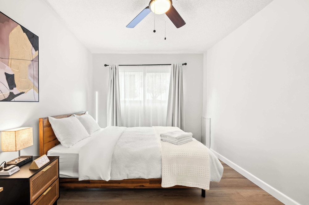 Modern Cozy Retreat Stylish Stay With Patio & Parking