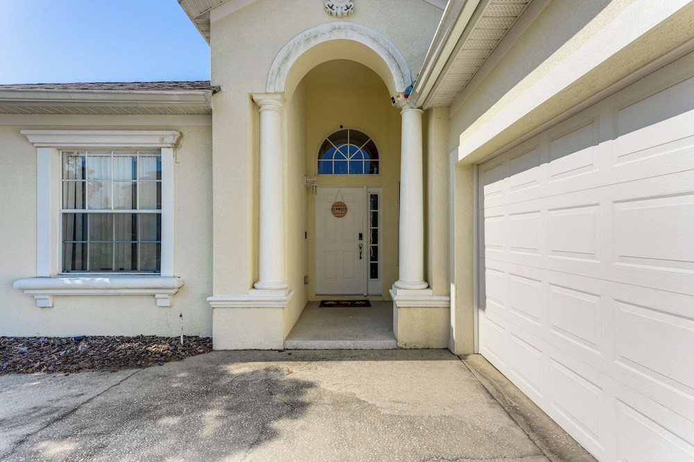 Walk to Tower Lake: Family Home in Gated Community