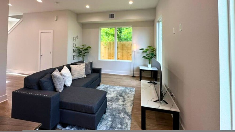 Cozy Modern Retreat 10 Mins to Heights Downtown
