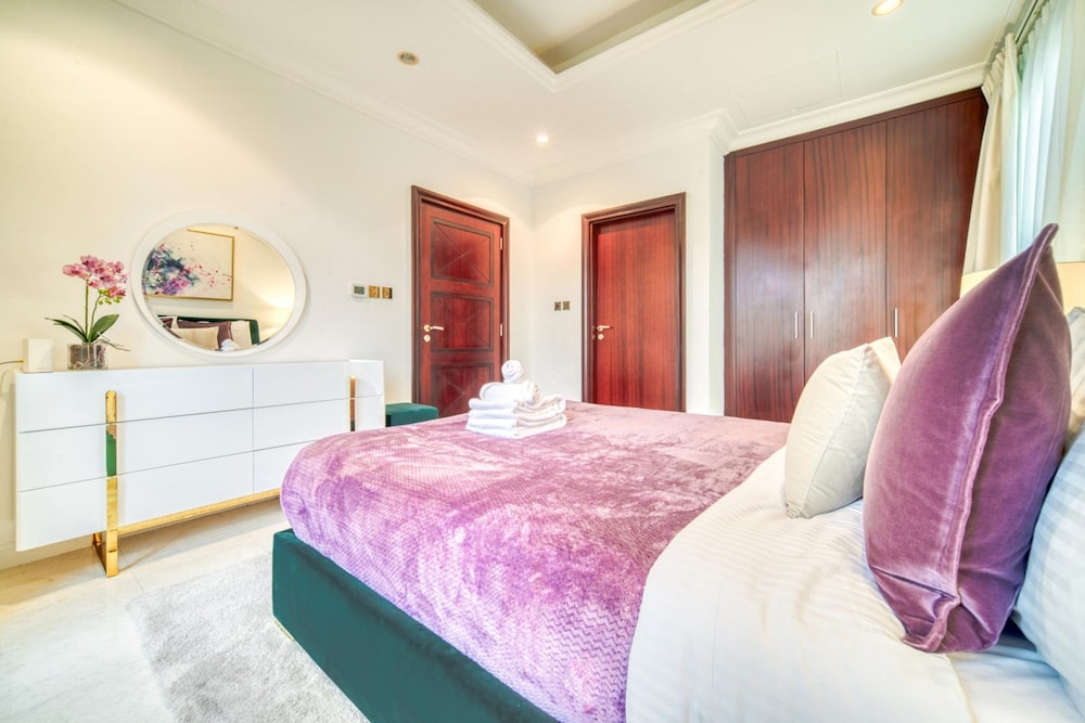 Beachfront 5BR Villa w Private Pool at the Palm