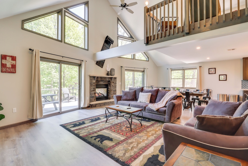Hot Tub & Community Beach: Albrightsville Home!