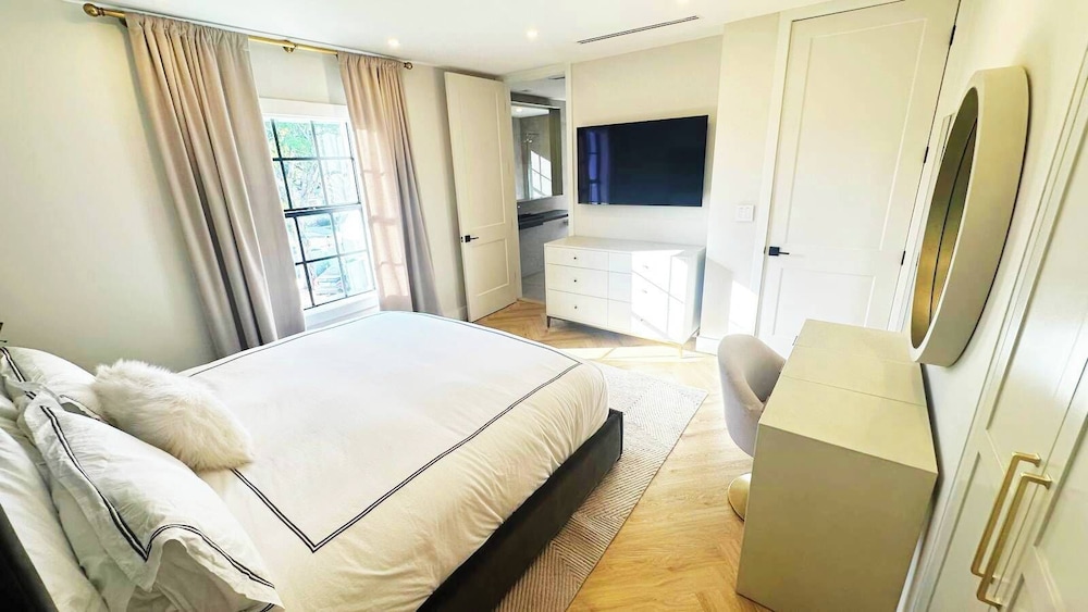 New 5 Bedroom Modern Villa on Golf Course