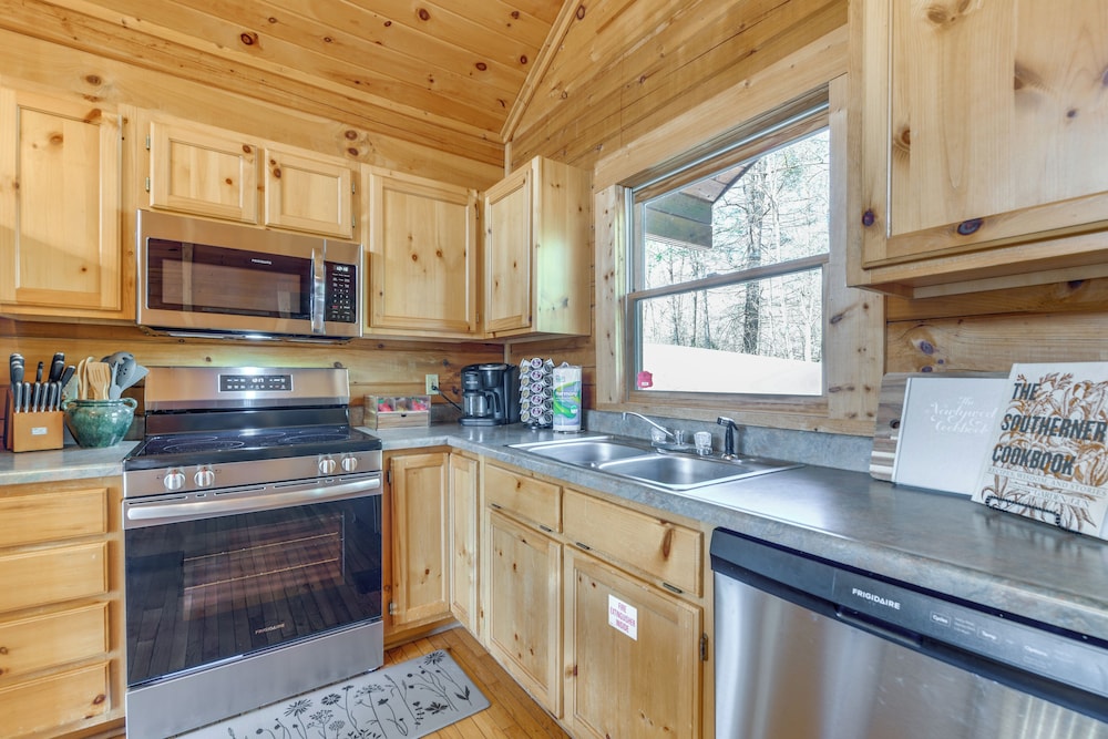 Smoky Mtn Escape w/ Hot Tub: 4 Mi to Gatlinburg!