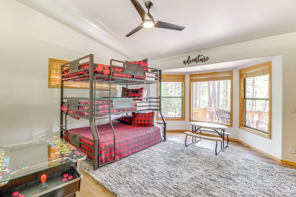 Pinetop-lakeside Cabin w/ Fireplace + Grill! view 5