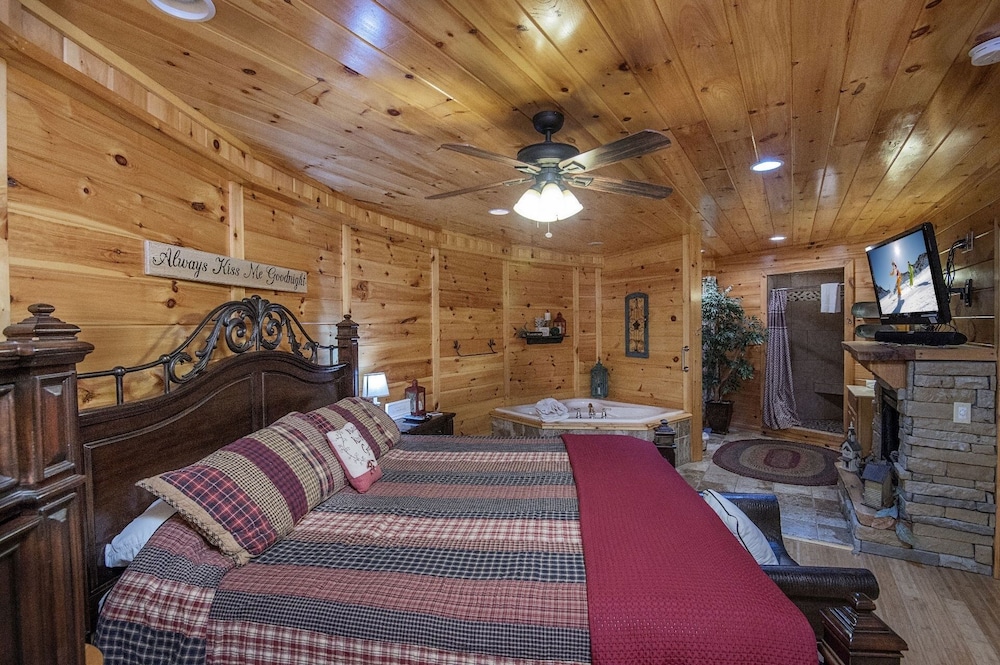 Declan's View - Cozy 1 bedroom with Game room and Great Mountain Views! 1 Cabin by RedAwning view 3