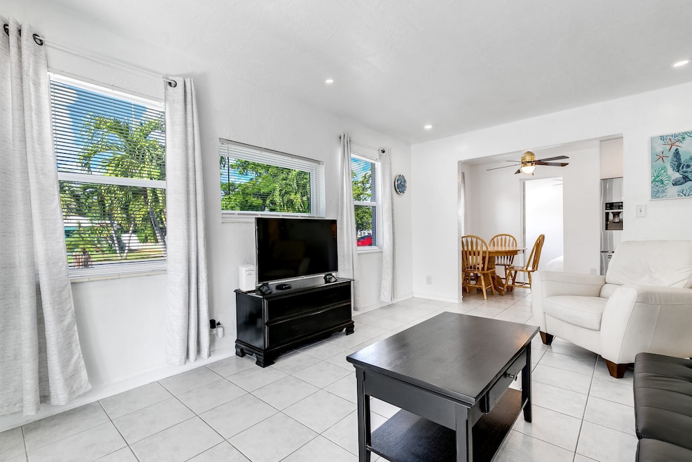 Bungalow With Large Backyard 5 min From Beach