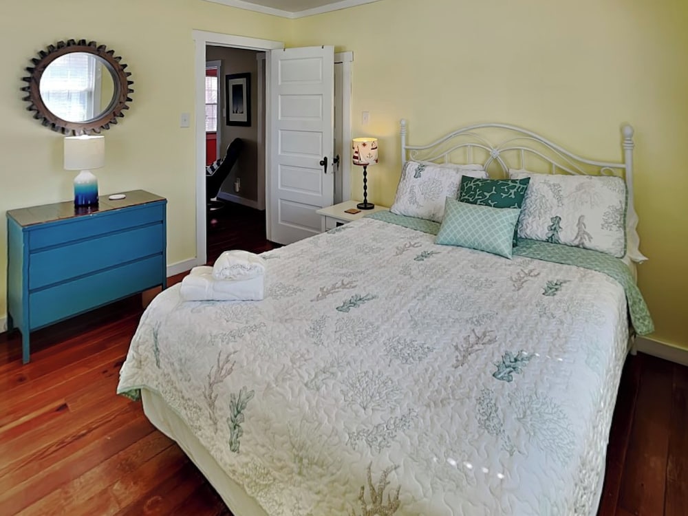 CB Sunshine Cottage by Carolina Retreats