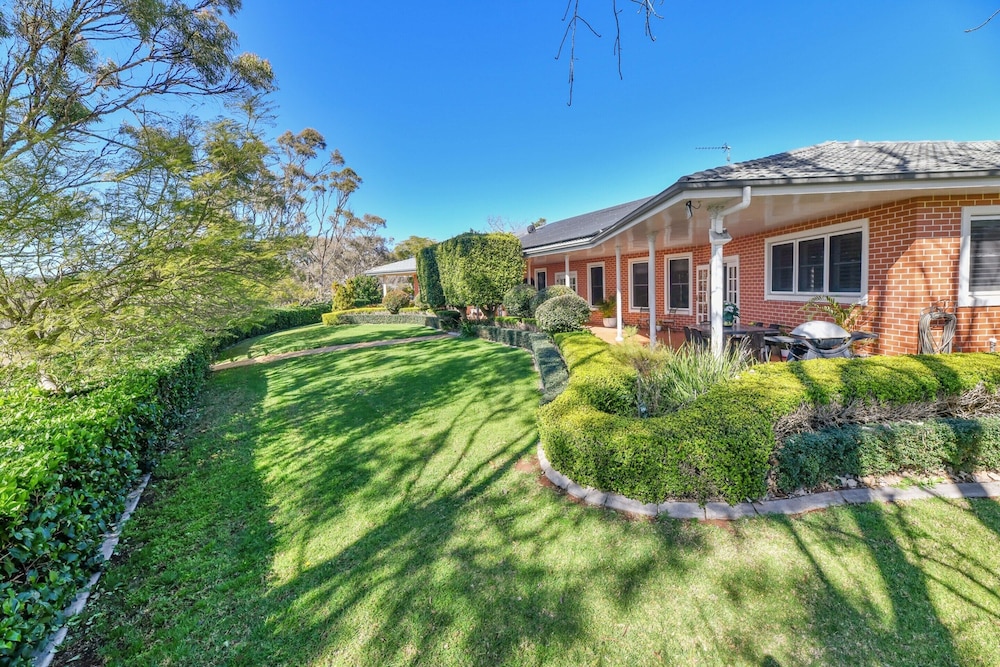 Expansive Toowoomba Retreat With Garden BBQ
