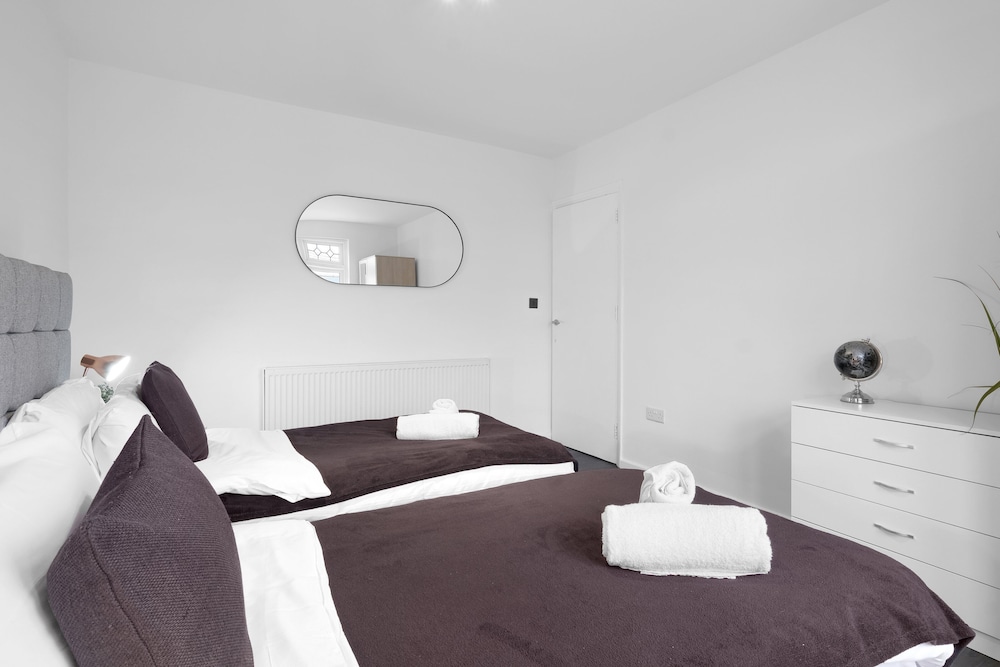 Spacious 5BR 3BA Serviced Hse in Croydon