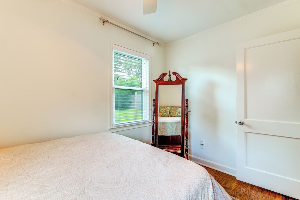 Updated Suburban Retreat: 8 Mi to Dtwn Memphis!
