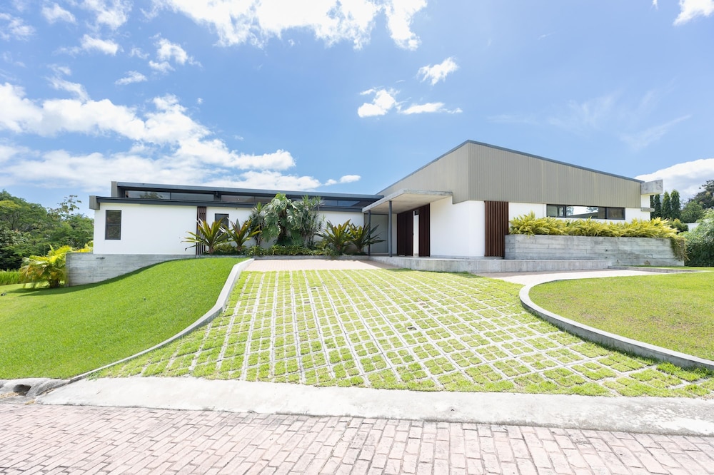 Villa Futura by Acomodo