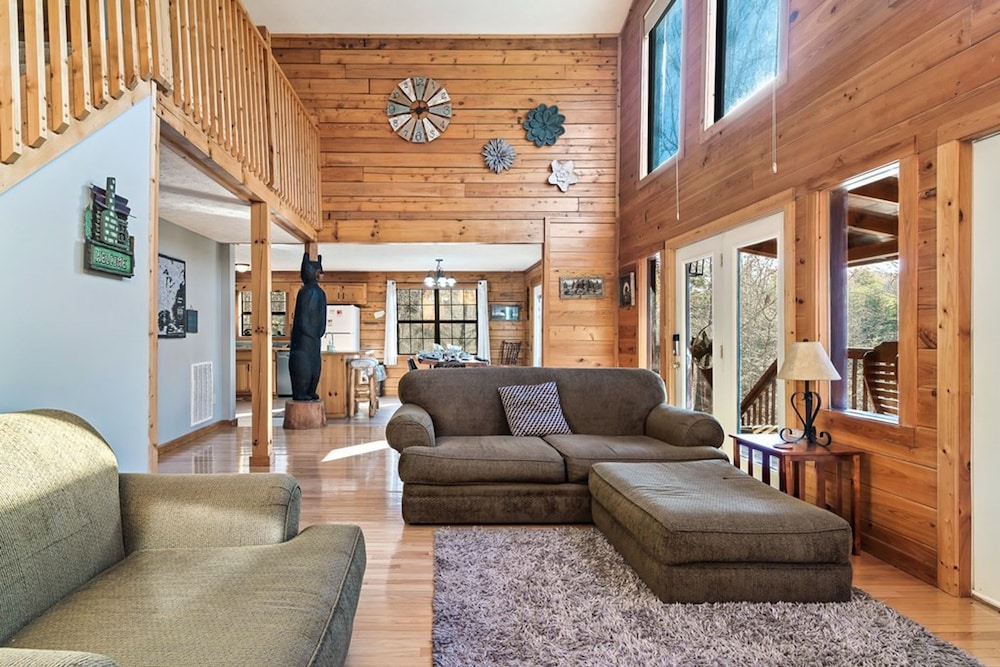 Stunning Cabin w Hot Tub Pool Table Arcades
