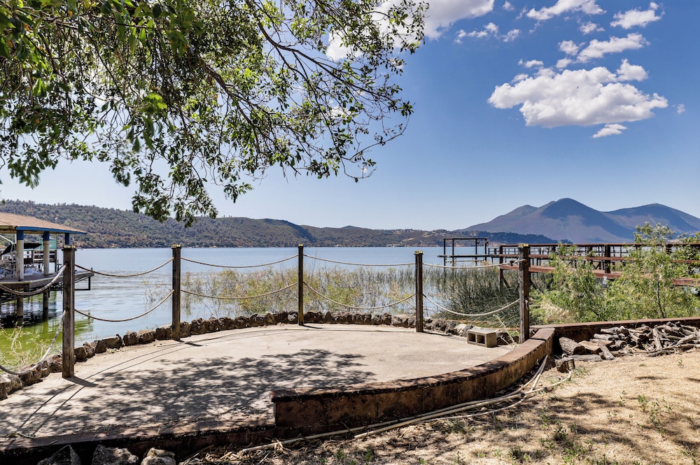 Watefront Getaway w/ Mtn Views & Dock in Clearlake