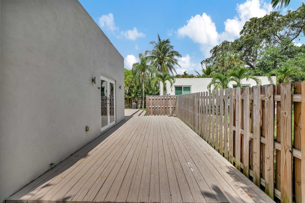 Sunshine House 3 BDR for 8!