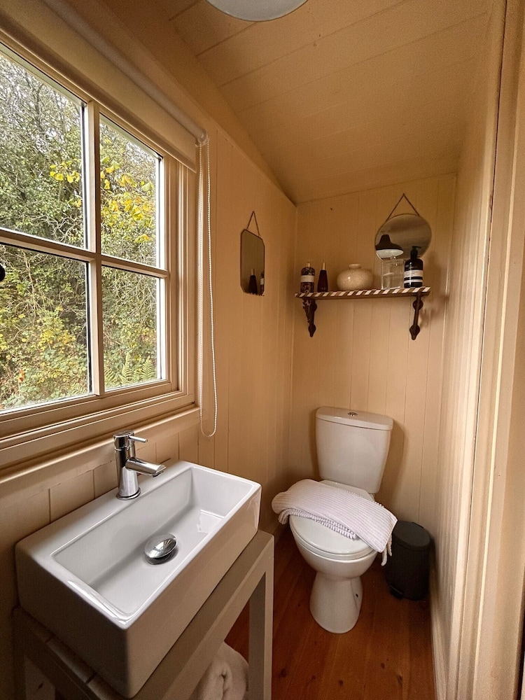 Tranquil Cabin Retreat Near Chepstow