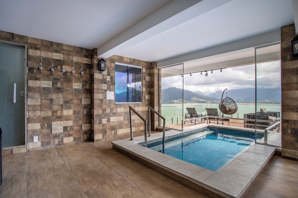 Casa com Piscina Churrasqueira e Vista