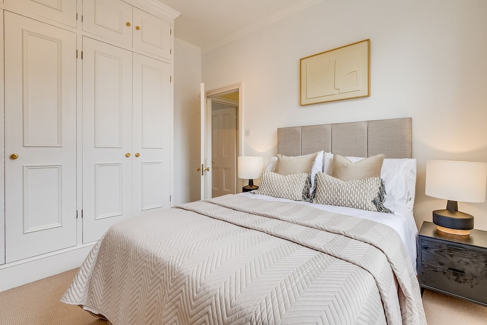 Belgravia - Charming Spacious 4 Bed Home for 9