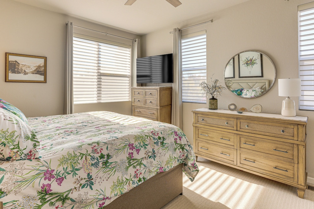 Walk to Light Rail! Townhome 9 Mi to Dtwn Denver
