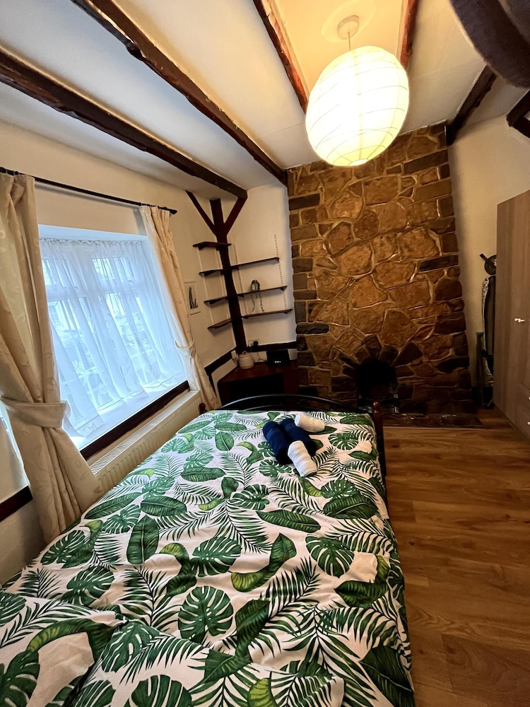 Cosy Entire 3-bed House With Garden and Fast Wifi view 4