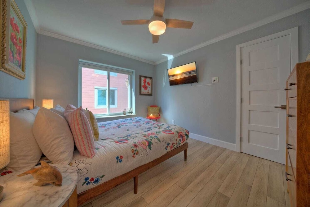Sleeps 16 2 Beachfront Condos, Pool+pickleball+tennis Island Retreat Complex