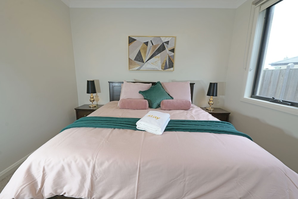 Luxury Waterfront SpaciousHouse Lakeview view 3