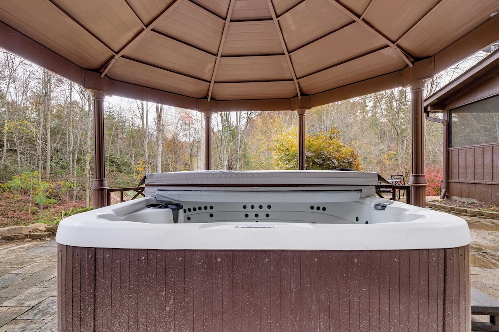 Artful Craftsman Hot Tub, Firepit, and Pond Gatlinburg + National Parks