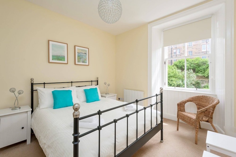 Cosy 1 Bedroom Flat With View of Union Canal view 3