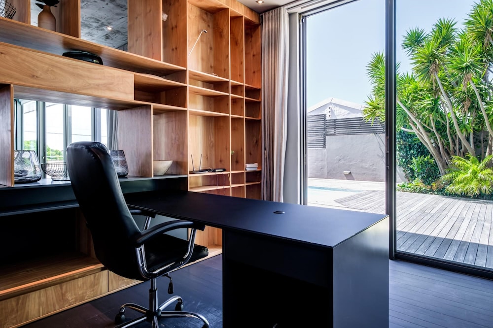 Exquisite Modern Camps Bay Villa Hove Villa