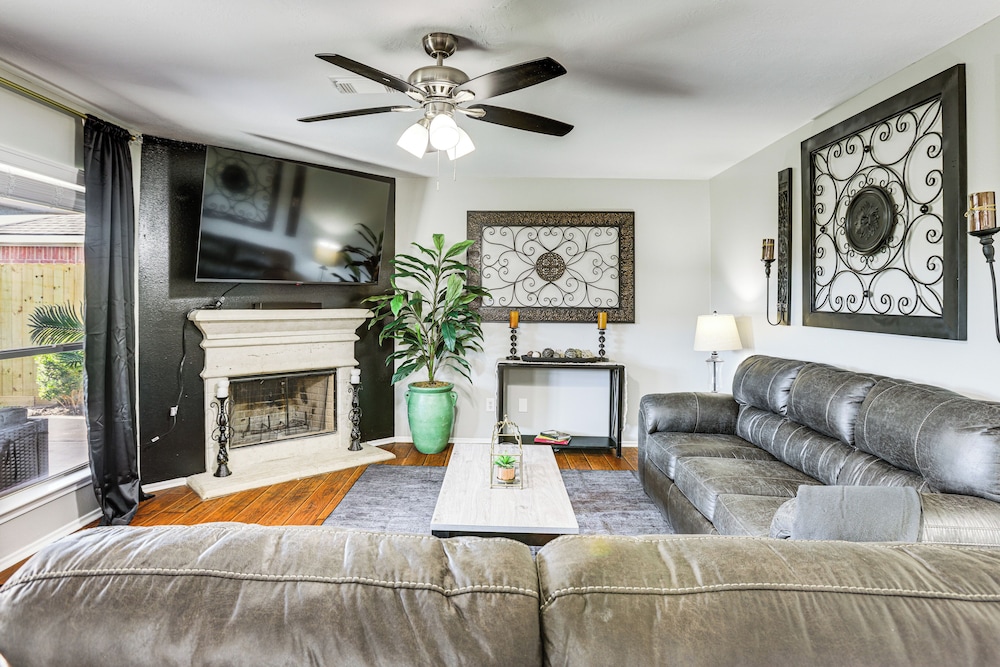 Solar-powered Home w/ & Game Room & Gym in Houston