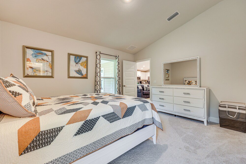 15 Mi to UF: Home w/ Furnished Porch in Alachua!
