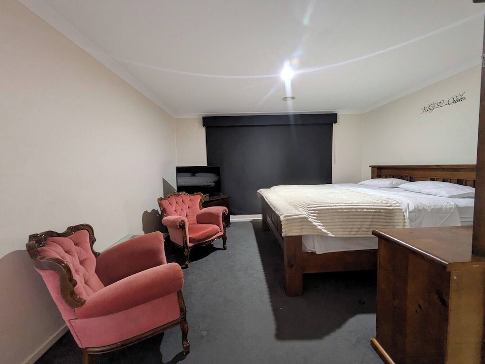 Cosy Spacious Hill Holiday Home