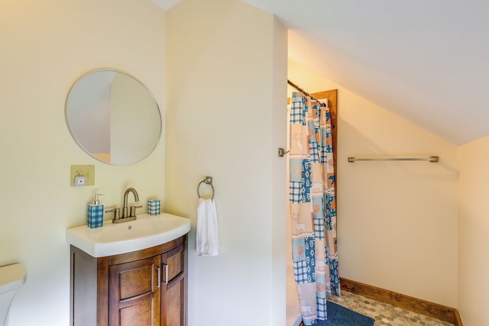4 Mi to Dtwn Granville: Family Home w/ Deck!