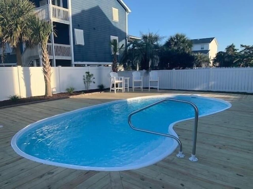 Absolute Bliss Private 4 Bedroom Home by RedAwning